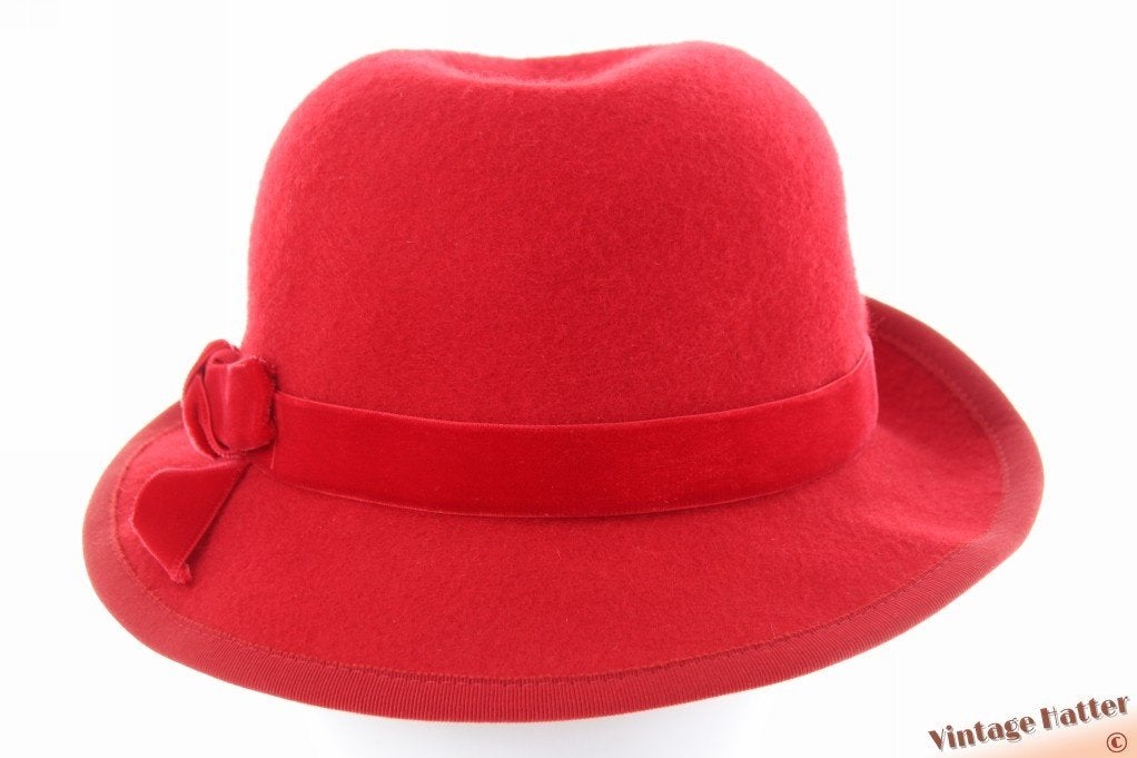 Vintage Dameshoed rood vilt 56 gratis verzenden in Nederland, 56 of 57 cm (M, 7 of 7⅛ inch), Merkloos of Onbekend, Hoed, Tweede Egelantiersdwarsstraat 7, Amsterdam (NL)