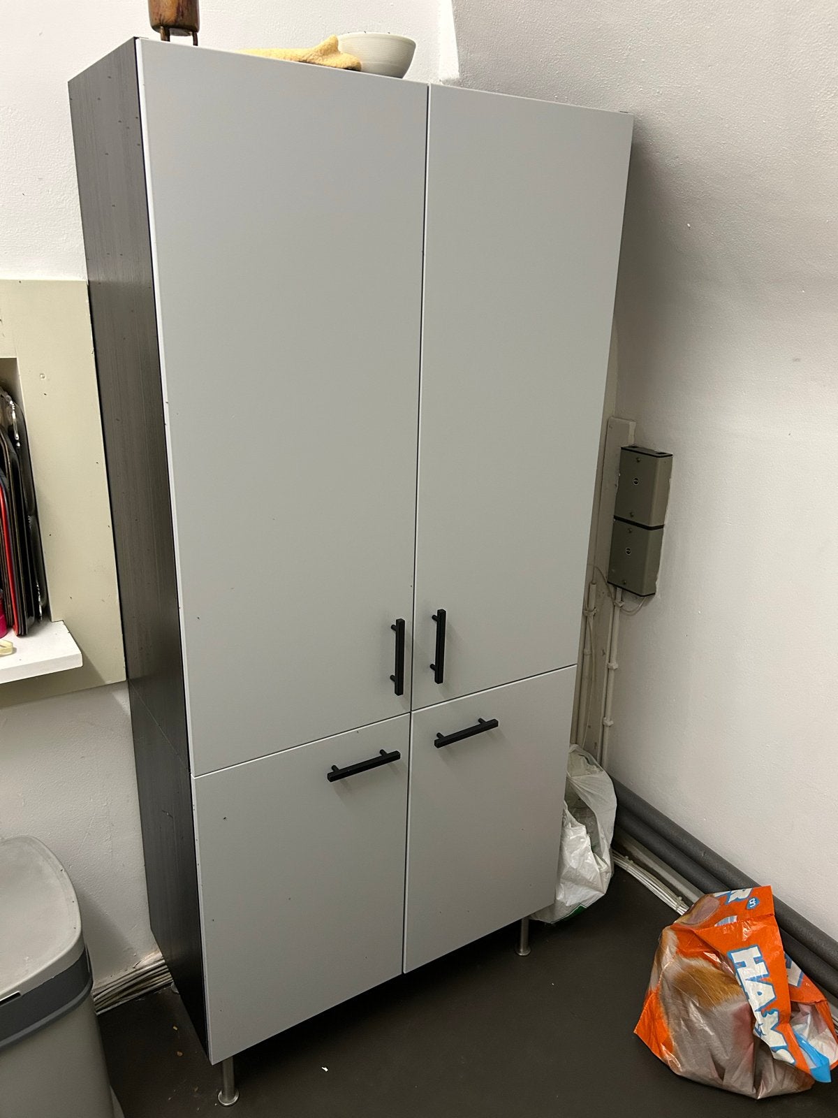 Ikea kast bruin met grijze deurtjes en zwarte handgrepen, Ophalen