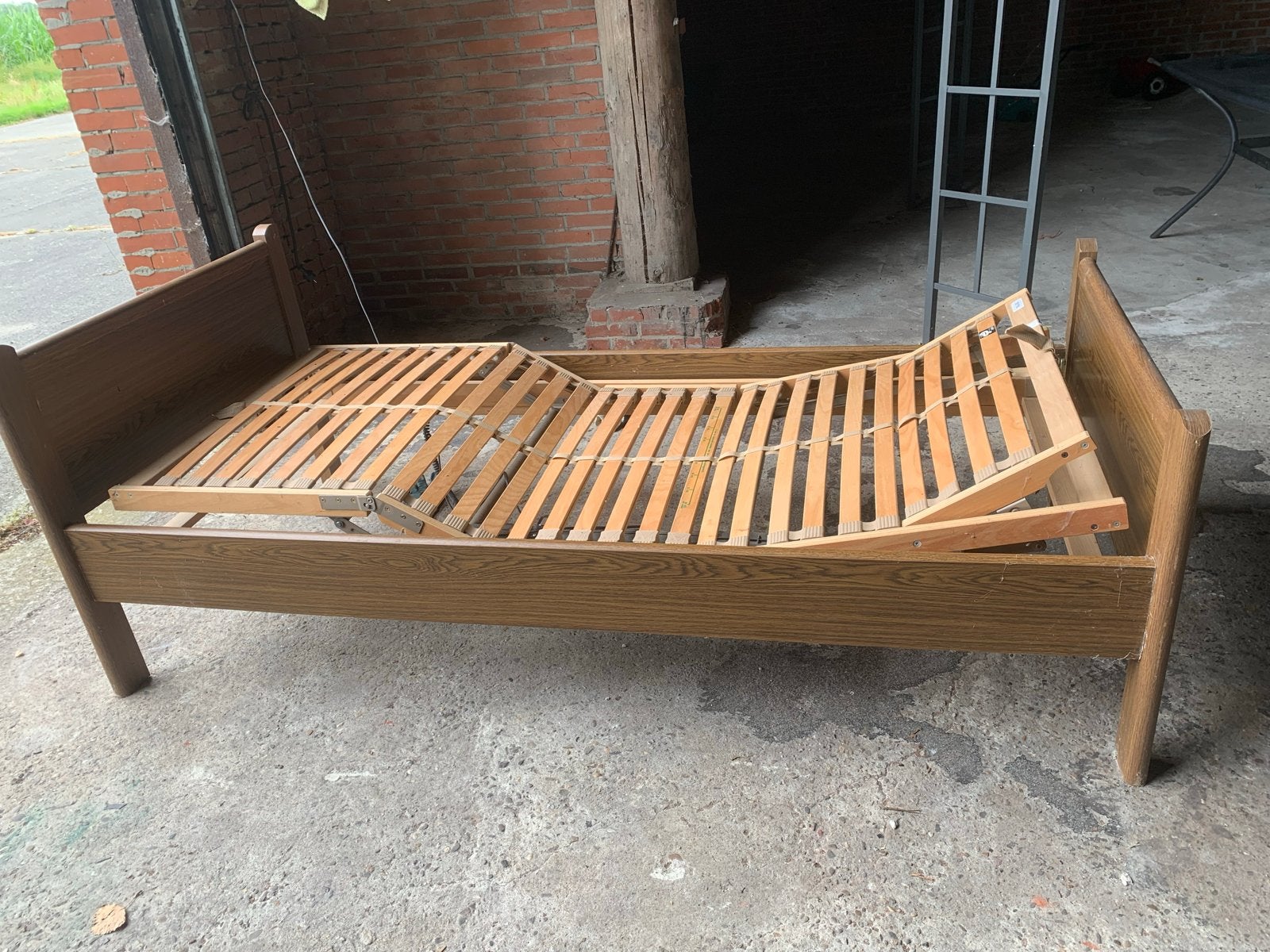Eenpersoonsbed met verstelbare lattenbodem, Ophalen, 90 cm, Eenpersoons, Bruin