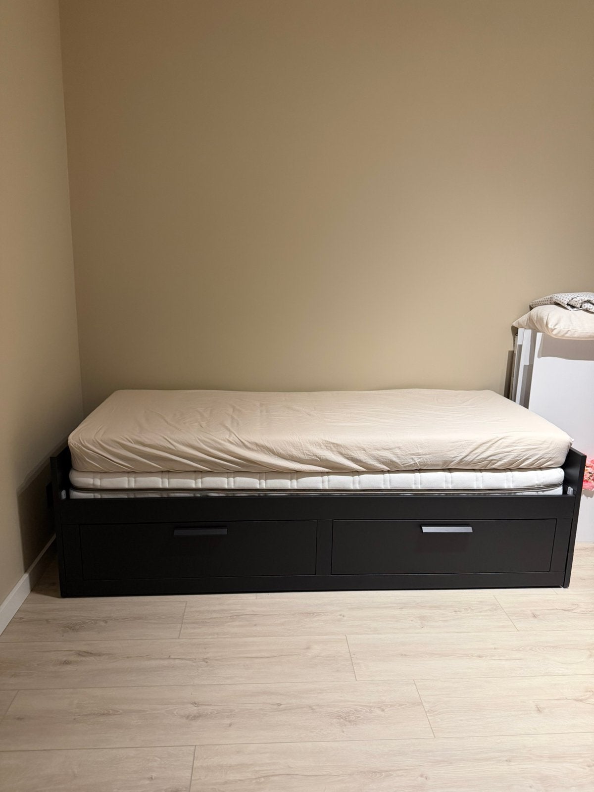 BRIMNES bedbank met 2 lades + 2 matrassen + 2 hoeslakens, Ophalen, Zwart, Tweepersoons, Zo goed als nieuw