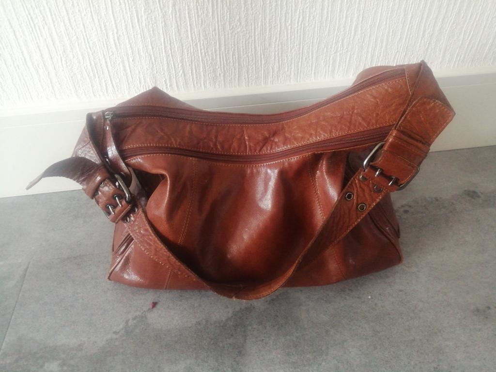 Bruine leren schoudertas tas leer Vintage cognac vakken, Sieraden, Tassen en Uiterlijk, Tassen | Schoudertassen, Overige merken