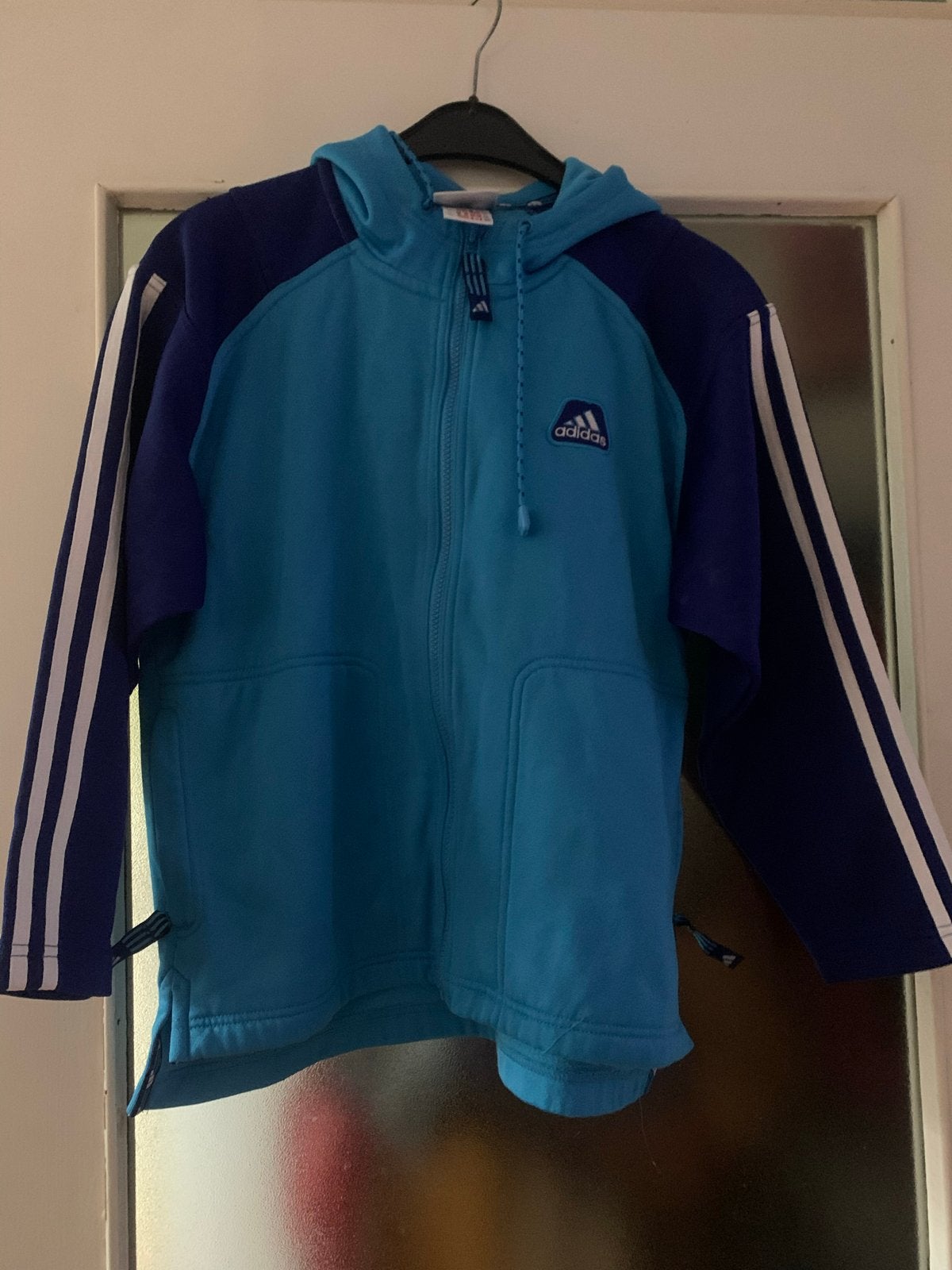 Adidas vest met capuchon - Blauw - Maat 152, Ophalen of Verzenden, Gebruikt, Jongen of Meisje