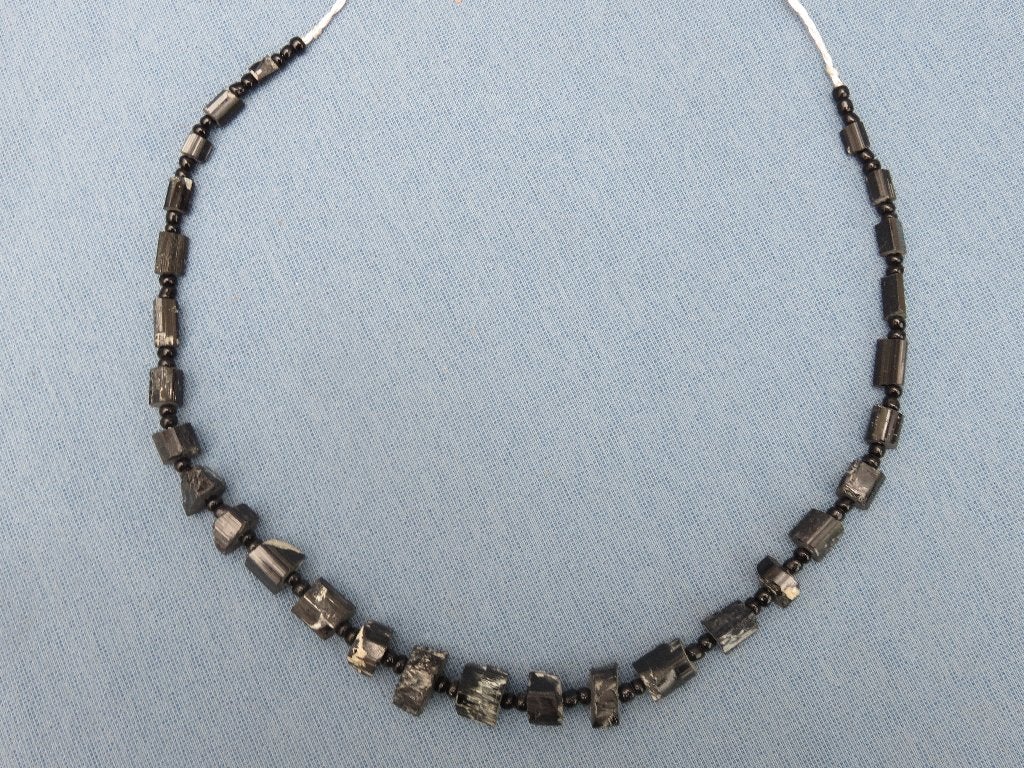 Kralen ketting van grove zwarte toermalijn steen – 20e eeuw, Sieraden, Tassen en Uiterlijk, Kettingen, Ophalen of Verzenden, Zo goed als nieuw