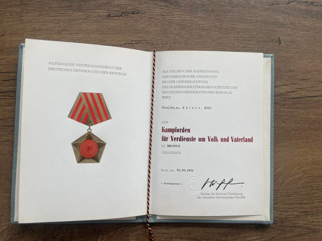 DDR Kampforden medaille Oorkonde NVA, Verzamelen, Militaria | Algemeen, Ophalen of Verzenden, Landmacht, Duitsland, Embleem of Badge