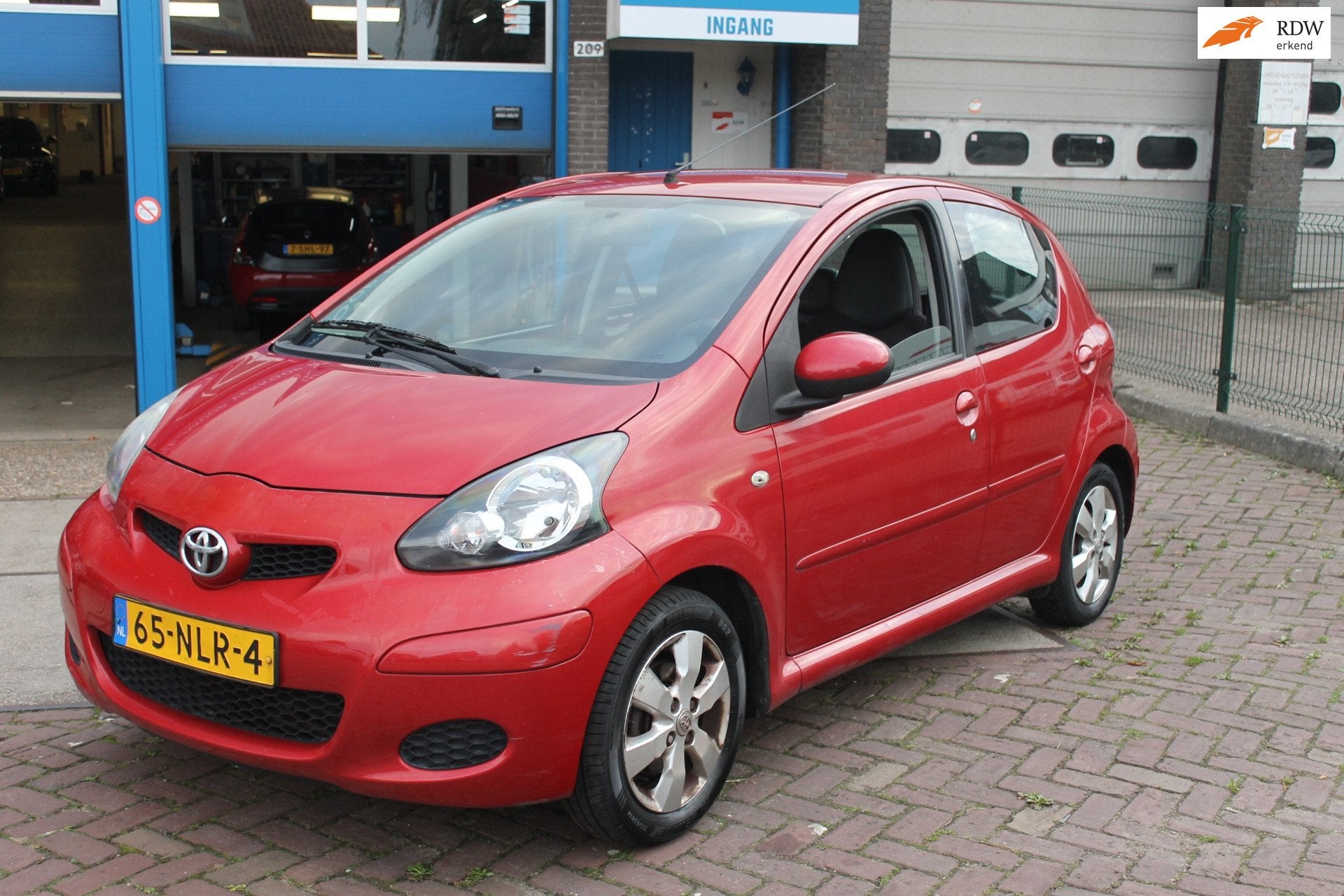 Toyota Aygo 1.0-12V Aspiration Red, Auto's, Voorwielaandrijving, Gebruikt, Zwart, 4 stoelen