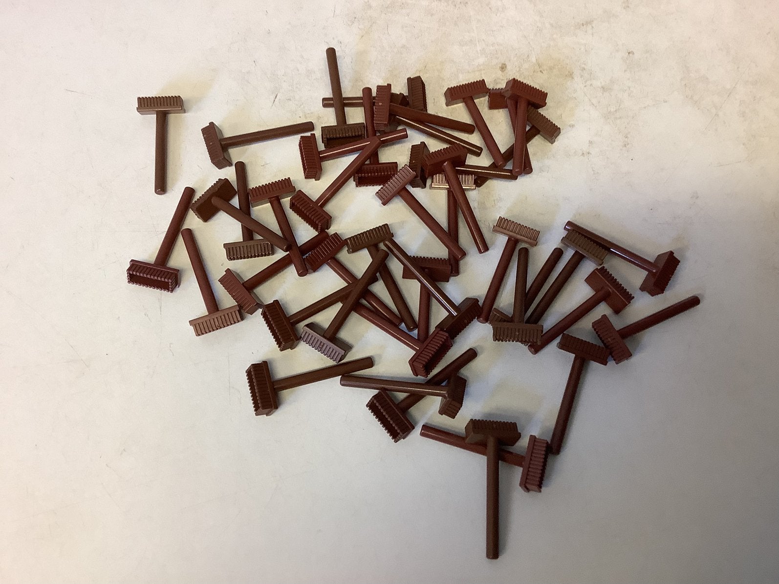 Lego minifiguur gereedschap bezem bruin, Ophalen of Verzenden, Gebruikt, Losse stenen, Lego