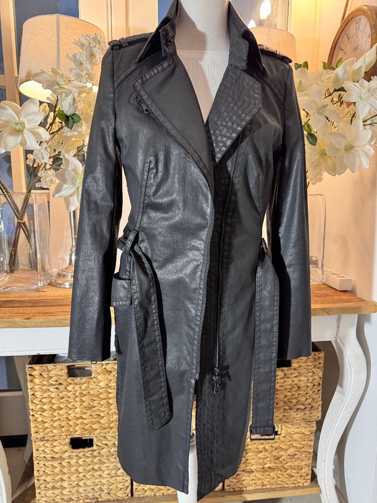 Zwarte, coated trenchcoat Drykorn, 38/M, perfecte staat., Ophalen of Verzenden, Nieuw, Maat 38/40 (M), Zwart