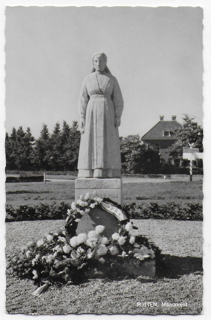 Putten Monument Oude gelopen Ansichtkaart ( B3597 ), Ophalen of Verzenden, 1940 tot 1960, Gelopen, Gelderland