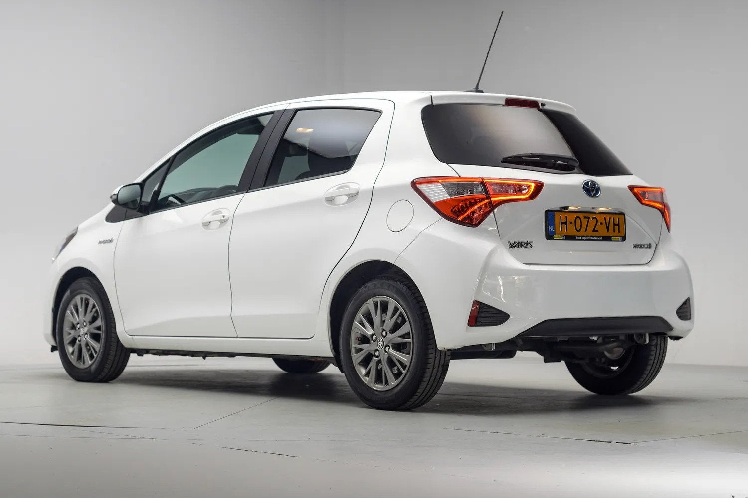 Toyota Yaris 1.5 Hybrid Dynamic [ Navigatie Cruise control K, Auto's, Automaat, 1497 cc, 4 cilinders, Wit