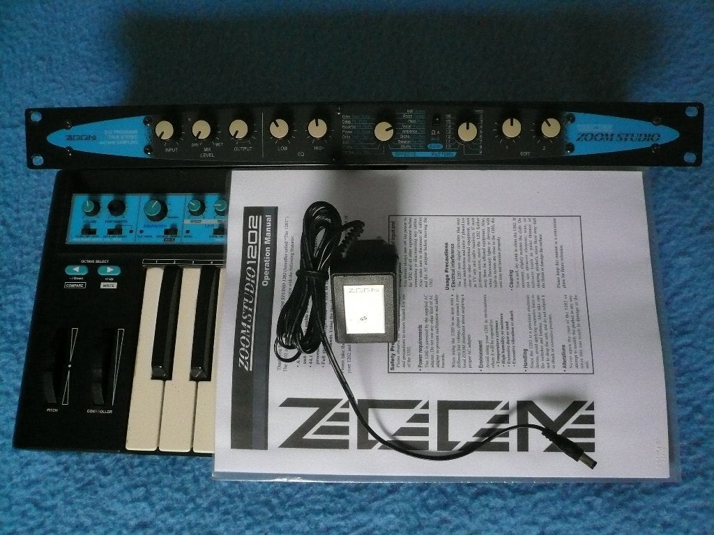 Novation Bass station mk1 + Zoom 1202 multi efx, Muziek en Instrumenten, 49 toetsen, Novation, Verzenden, Zo goed als nieuw