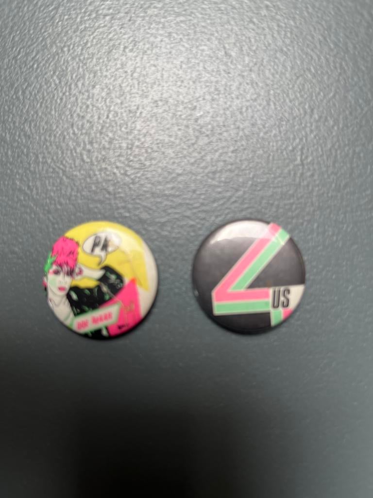 Twee buttons met figuren doe maar, Verzamelen, Speldjes, Pins en Buttons, Ophalen, Gebruikt, Figuurtje, Button