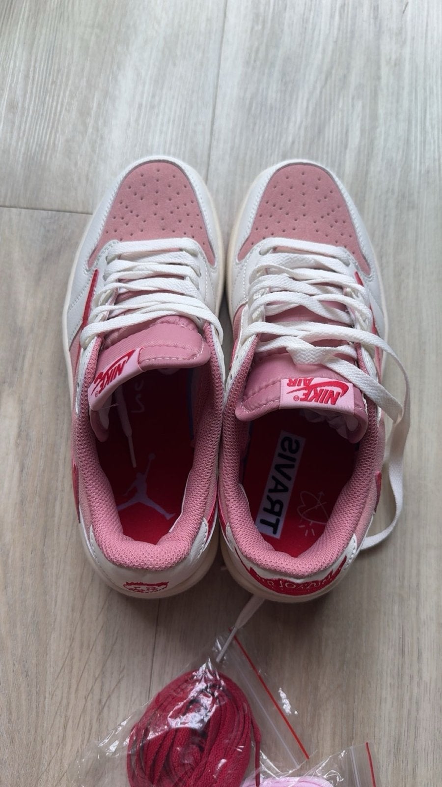 2 paar Nike air jordan 1 low travis scott, Kleding | Dames, Schoenen, Ophalen of Verzenden, Nieuw, Roze, Sneakers of Gympen
