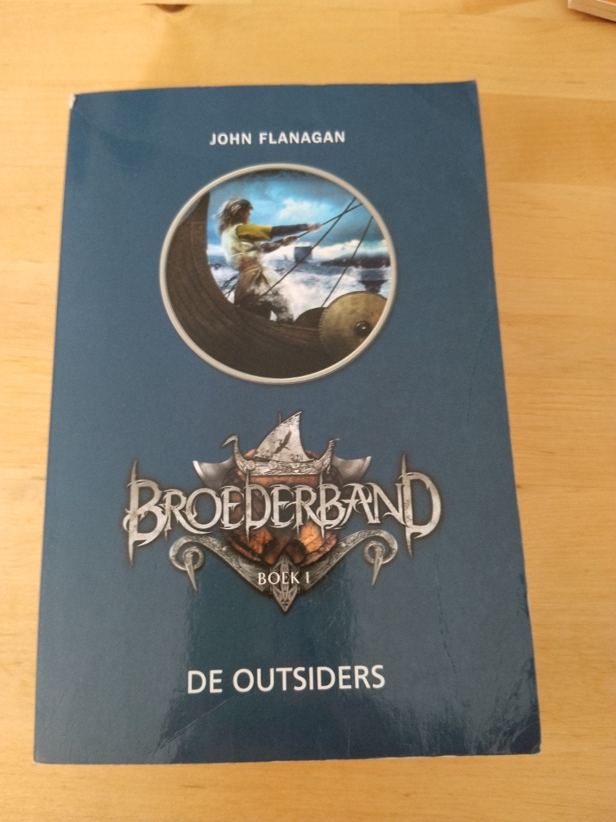 Broederband Boek 1: De Outsiders - John Flanagan, Ophalen of Verzenden, Gelezen, John Flanagan, Fictie