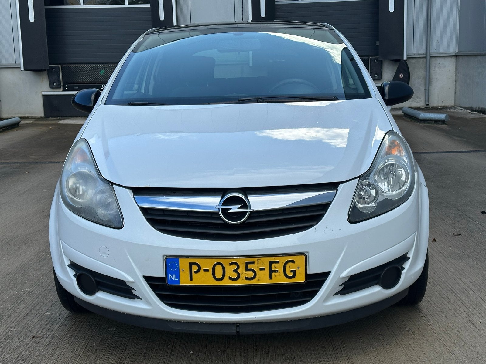 Opel Corsa 1.2 16V 3D 2009 Wit, Auto's, 450 kg, 40 €/maand, Zwart, 4 cilinders