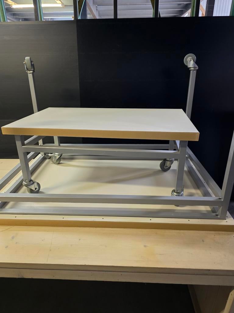 2 Witte Tafels op Wielen - Verkooptafel / Presenteertafel, Ophalen