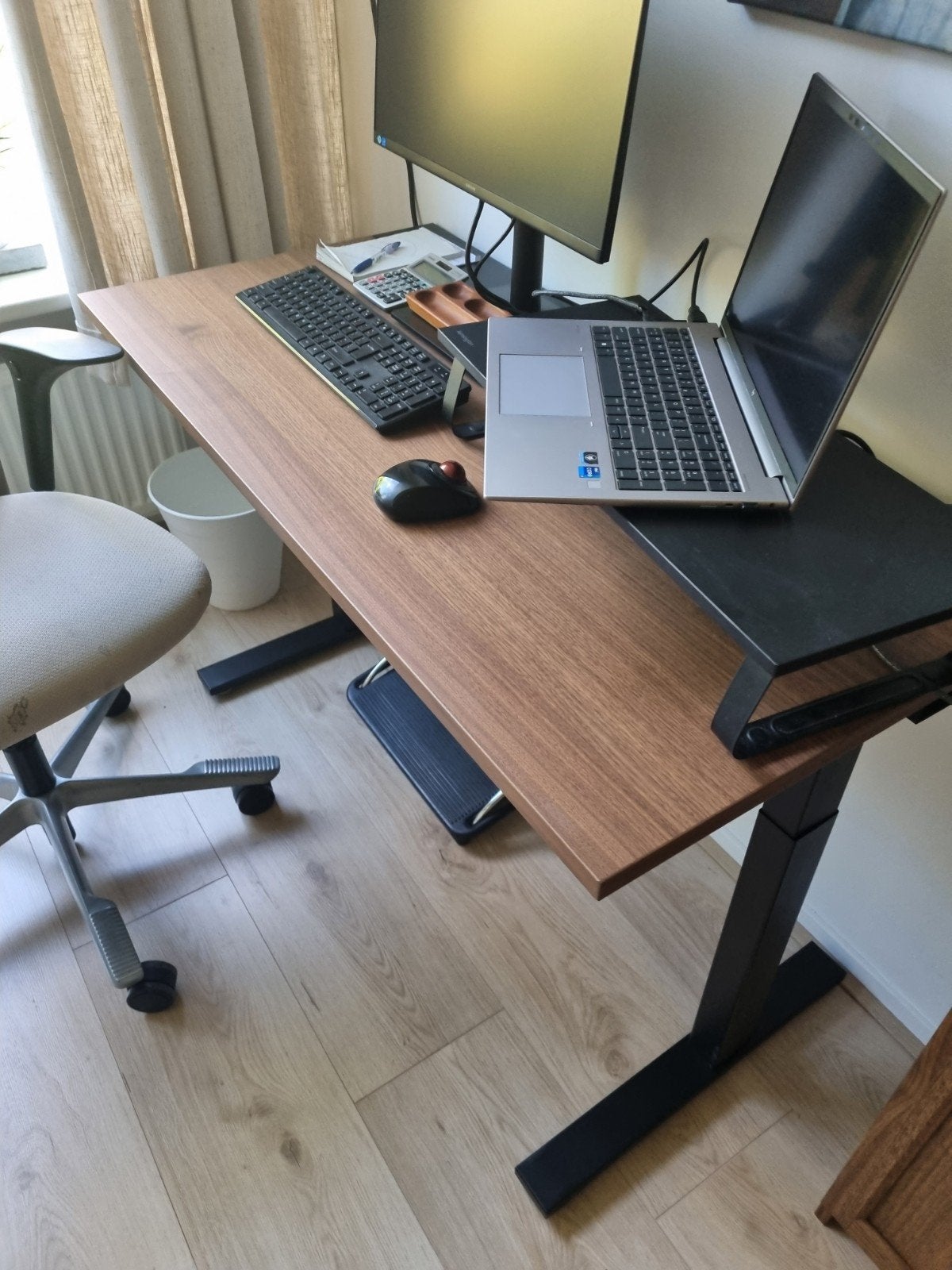 zo goed als nieuw Ikea Mitzon bureau, Ophalen, 120 cm, Bruin, Zo goed als nieuw