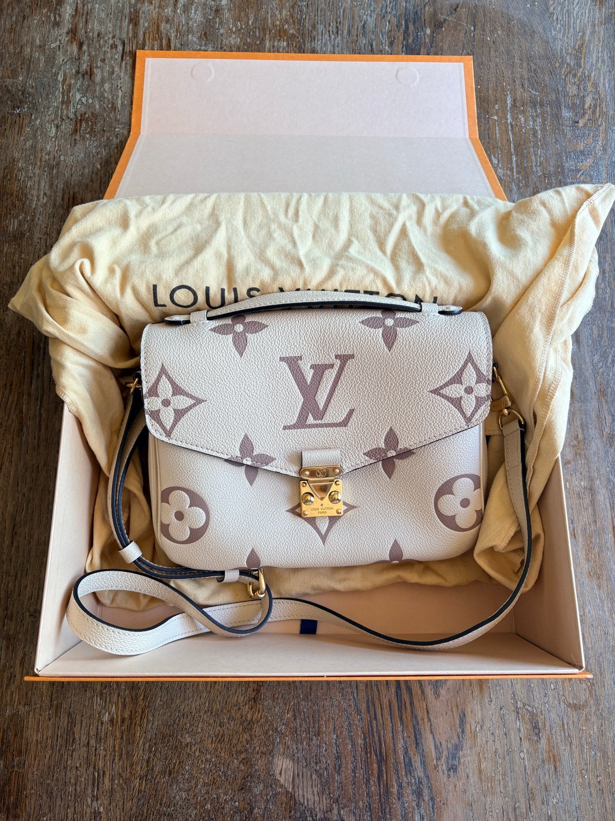 Louis Vuitton Pochette Metis Monogram Empreinte Crème, Ophalen of Verzenden, Zo goed als nieuw, Beige, Schoudertasje