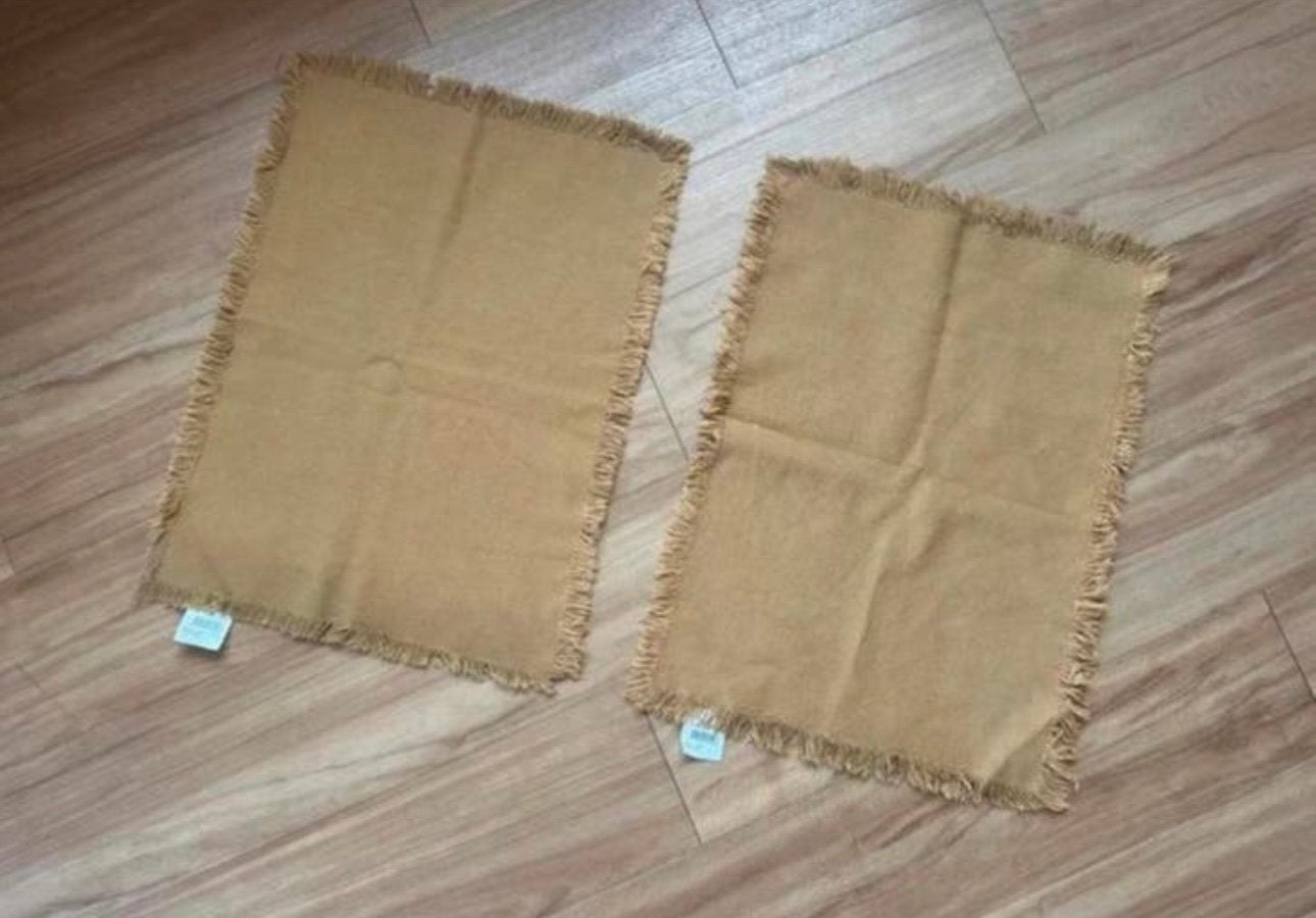 Nieuw: twee okelgele placemats van stof met franjes, Ophalen of Verzenden, Nieuw, Placemat