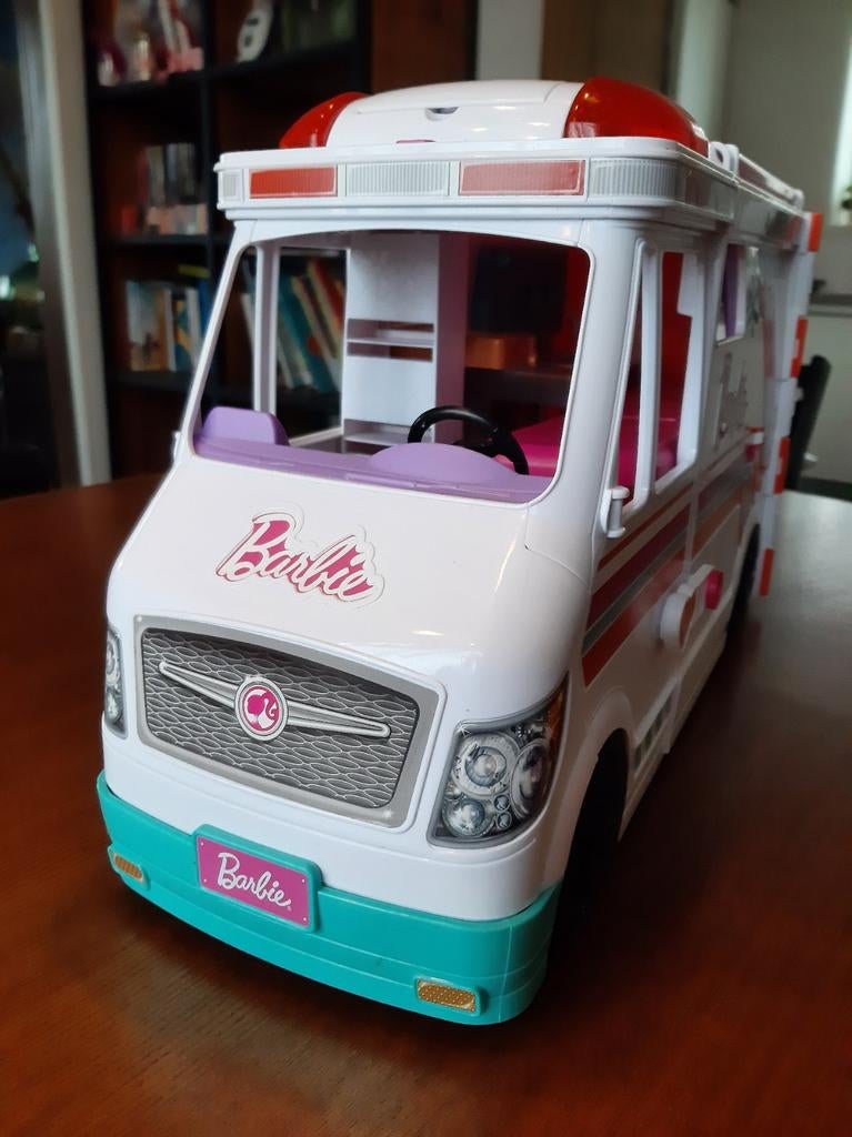 Barbie ambulance verzorgingskliniek, Ophalen