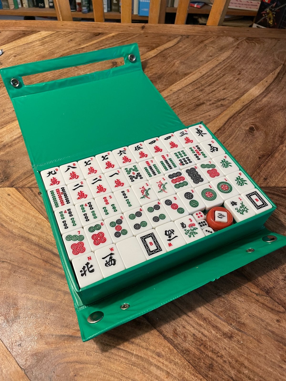 Vintage Mahjong (Mah Jong) in groene koffer met handleiding, Hobby en Vrije tijd, Gezelschapsspellen | Overige, Drie of vier spelers