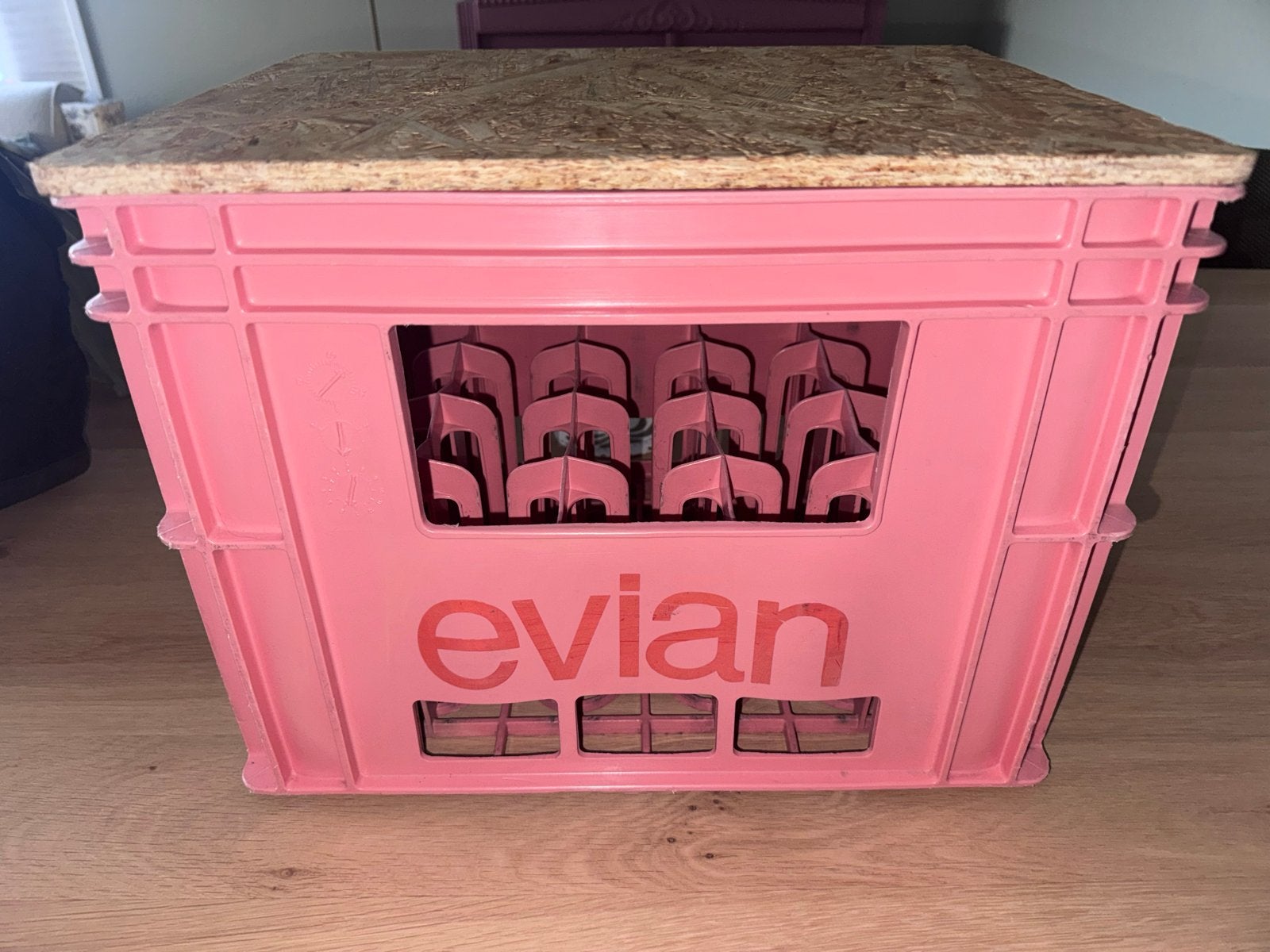 Roze Evian krat met houten deksel, Gebruikt, 40 tot 60 cm, 50 tot 75 cm, Minder dan 35 cm