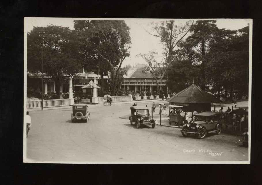 Oldtimers Ned Indië Grand Hotel Medan Sumatra (28-25), Ophalen of Verzenden, 1920 tot 1940, Buiten Europa