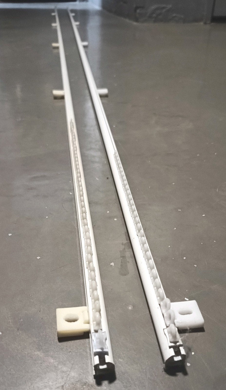 2x witte geruisloze gordijnrails / Lengte 1x 299cm 1x 295cm, Ophalen, Zo goed als nieuw, Wit, 299 cm