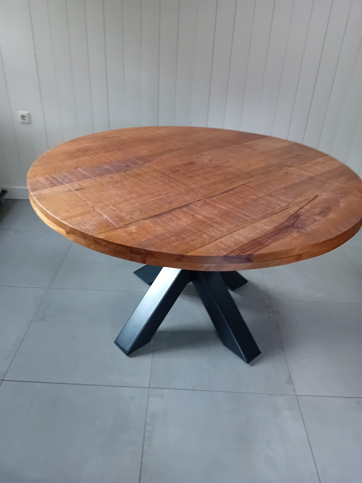 Mango houten tafel 130cm met zwart stalen kruispoot, Ophalen, Rond, Zo goed als nieuw, Vijf personen of meer