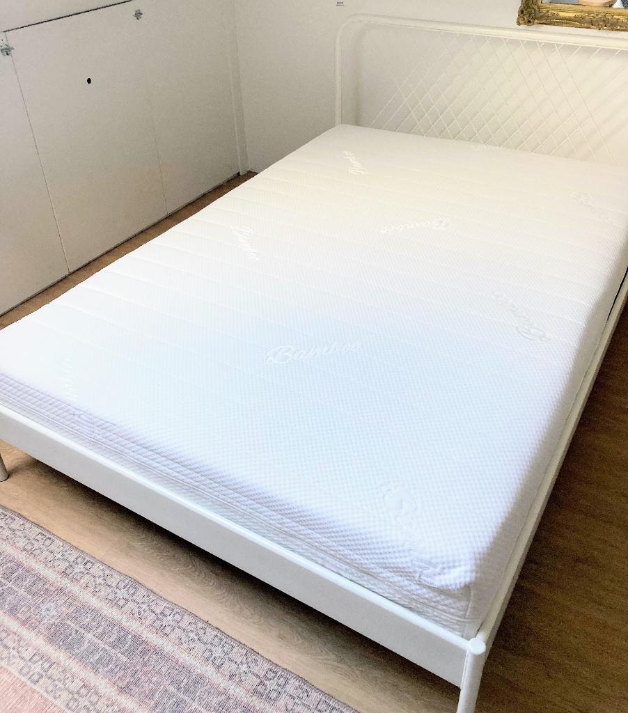 Ikea Nesttun wit spijlen-bed 140 x 200, middenbalk en matras, Ophalen, Gebruikt, Wit, Tweepersoons