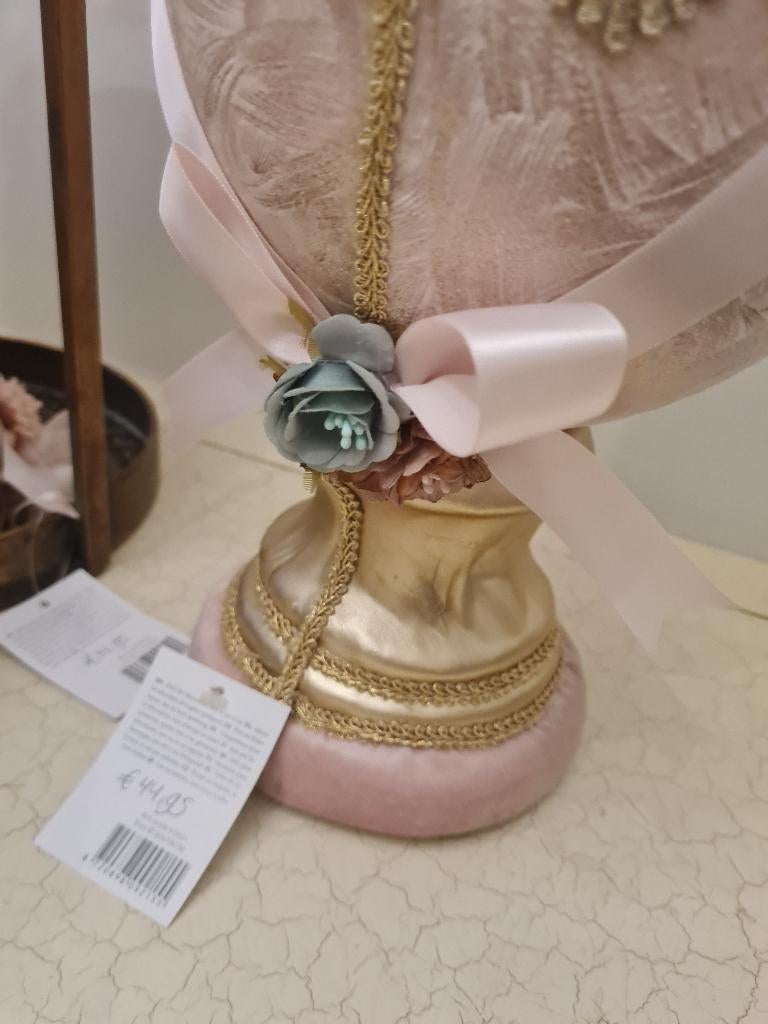 Groot stoffen ei op voet merk Clayre & Eef 38 cm hoog, Diversen, Pasen, Heikant 21 Kaatsheuvel, Belle Vieille Brocante, Nieuw