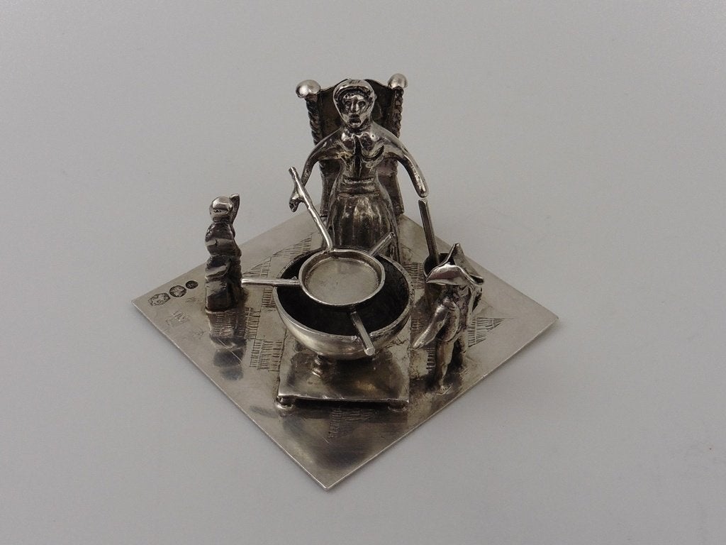 Zilveren miniatuur Kokende vrouw met kinderen           Z114