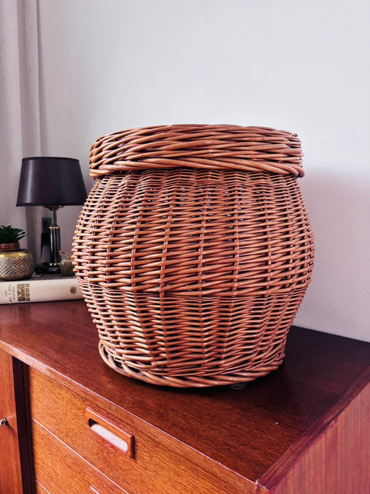 Vintage rieten slangenmand met deksel – Grote opbergmand, Huis en Inrichting, Ophalen, Mand, Rond, Zo goed als nieuw