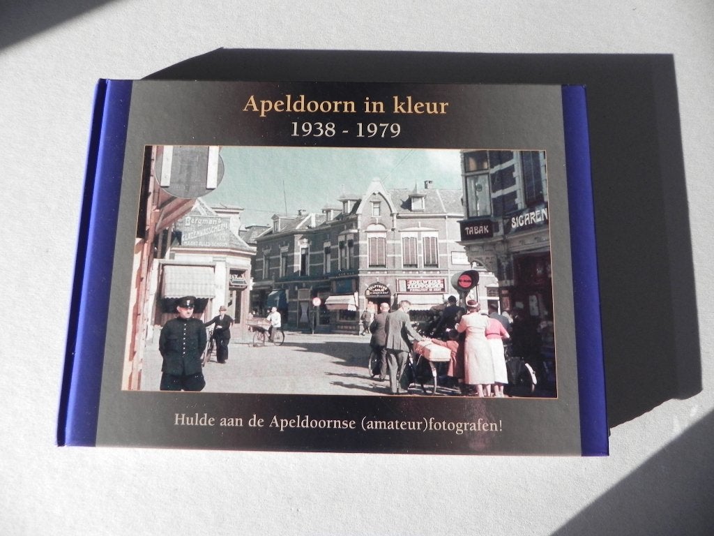 Fotoboek Apeldoorn in kleur 1938-1979, Peter van Leeuwen, Ophalen of Verzenden, 20e eeuw of later, Gelezen