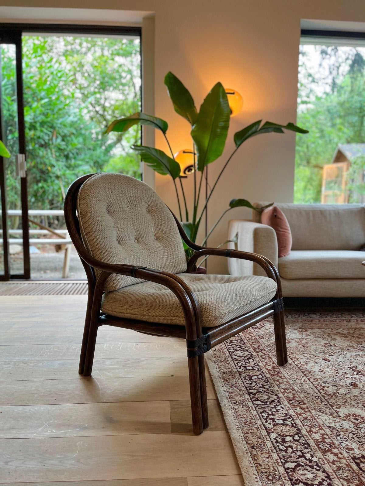 Ibiza japandi Vintage rotan fauteuil, Ophalen, Gebruikt, Bruin, Riet of Rotan