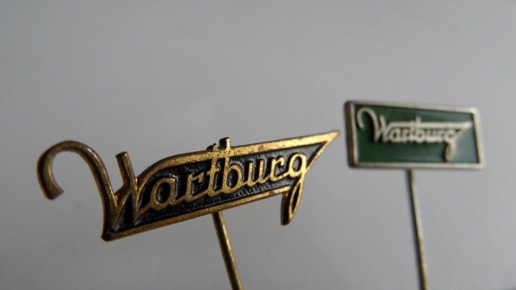 Wartburg oldtimerauto speldjes 2 x, Verzamelen, Verzenden, Gebruikt, Merk, Speldje of Pin