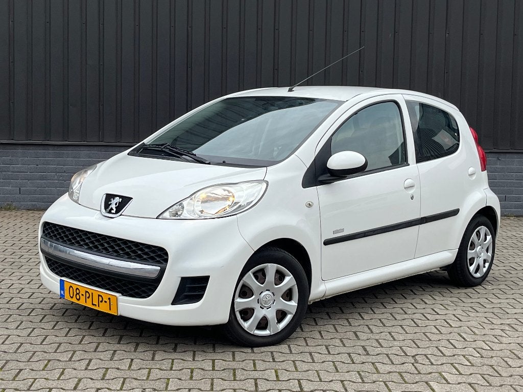 Peugeot 107  5DR 2011 Wit | NL Auto | 5 Deurs | Airco | APK, Voorwielaandrijving, Dealer onderhouden, Stof, 0 kg