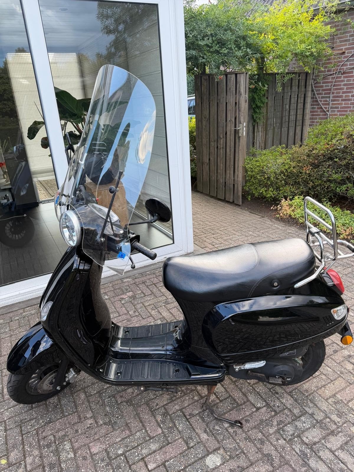 Zwarte Senzo scooter met windscherm en bagagerek, Fietsen en Brommers, Snorfietsen en Snorscooters, Ophalen, Gebruikt, Benzine