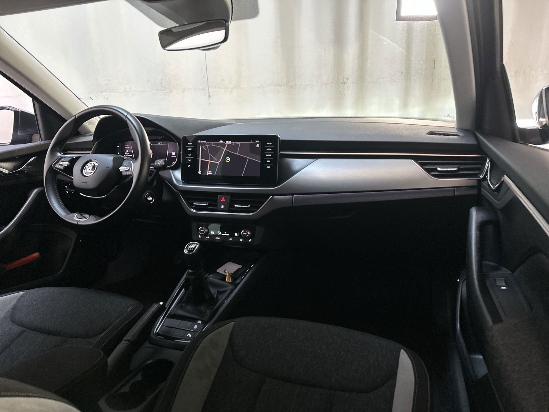 Skoda Kamiq 1.0 TSI 110pk Business Edition LED Stoelverwarmi, Dealer onderhouden, Stof, Gebruikt, Met garantie (alle)