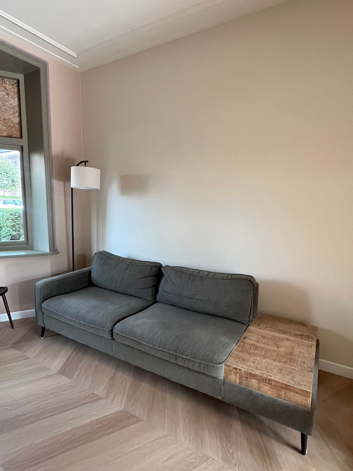 Comfortabele 2,5 zitsbank met houten zijtafel, Ophalen, Gebruikt, Tweepersoons, 75 tot 100 cm