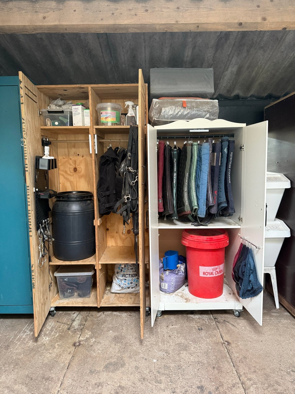 2x paardenkast/ zadelkast, Ophalen, Met plank(en), Gebruikt, 100 tot 150 cm