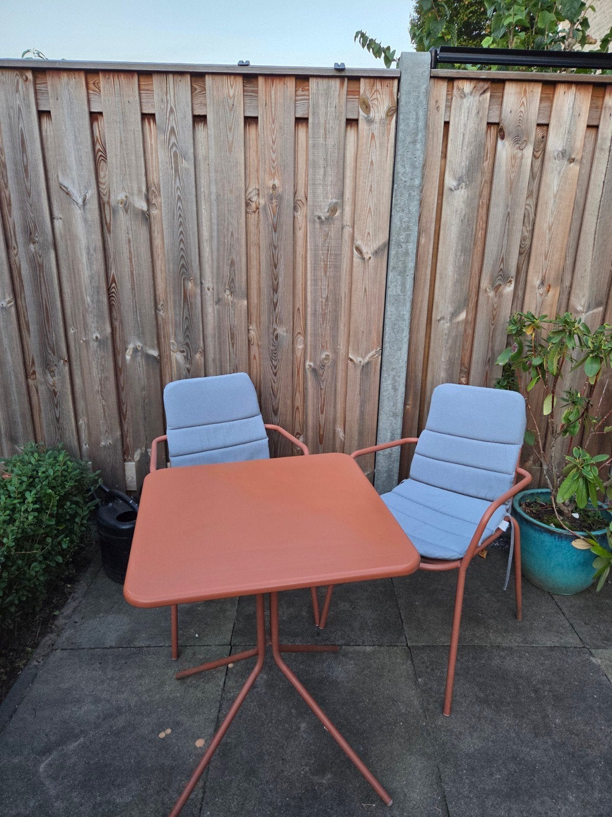 Leuk terra bistro setje met kussens (60x60cm tafel), Gebruikt, Tuinset, Eettafel, Ophalen