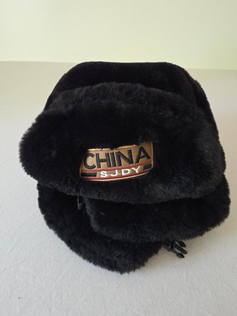 Zwarte wintermuts met oorkleppen en China-logo, Verzenden, Hoed, Onbekend, One size fits all