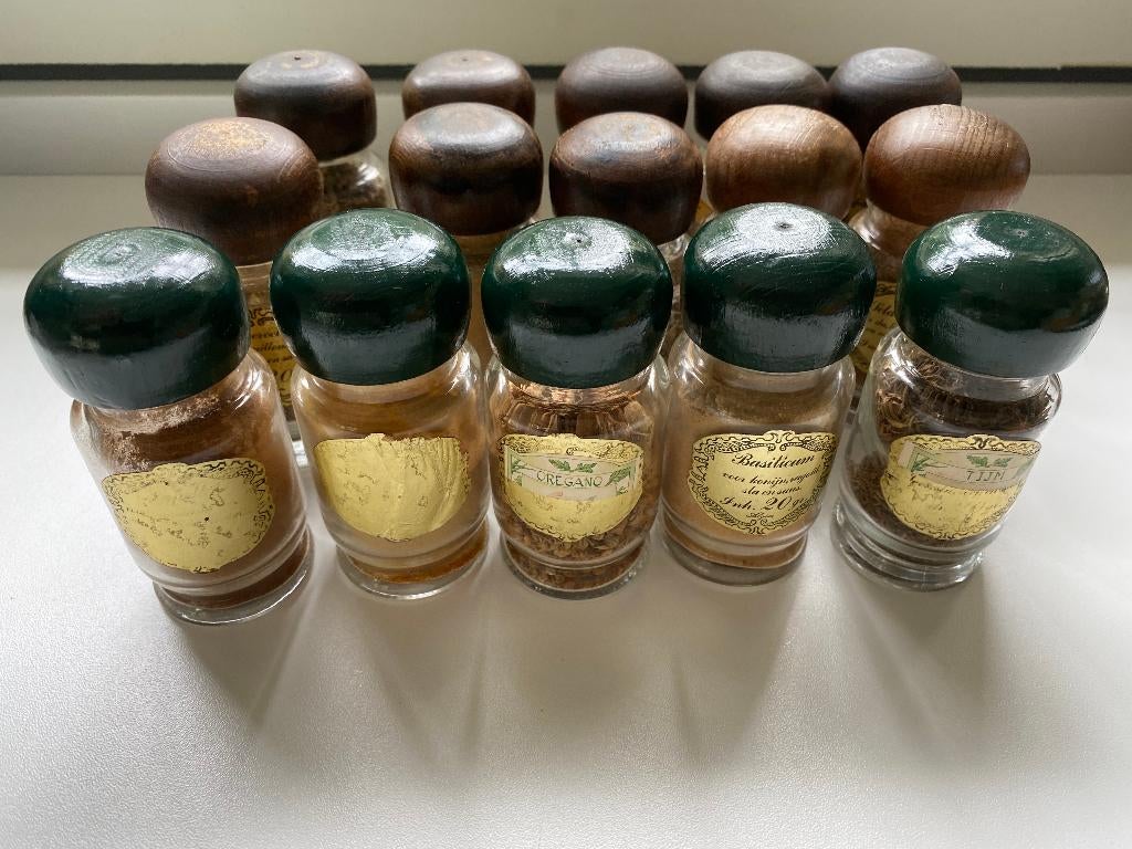 Jaren '60 kruidenpotjes met houten schroefdeksels ., Ophalen of Verzenden