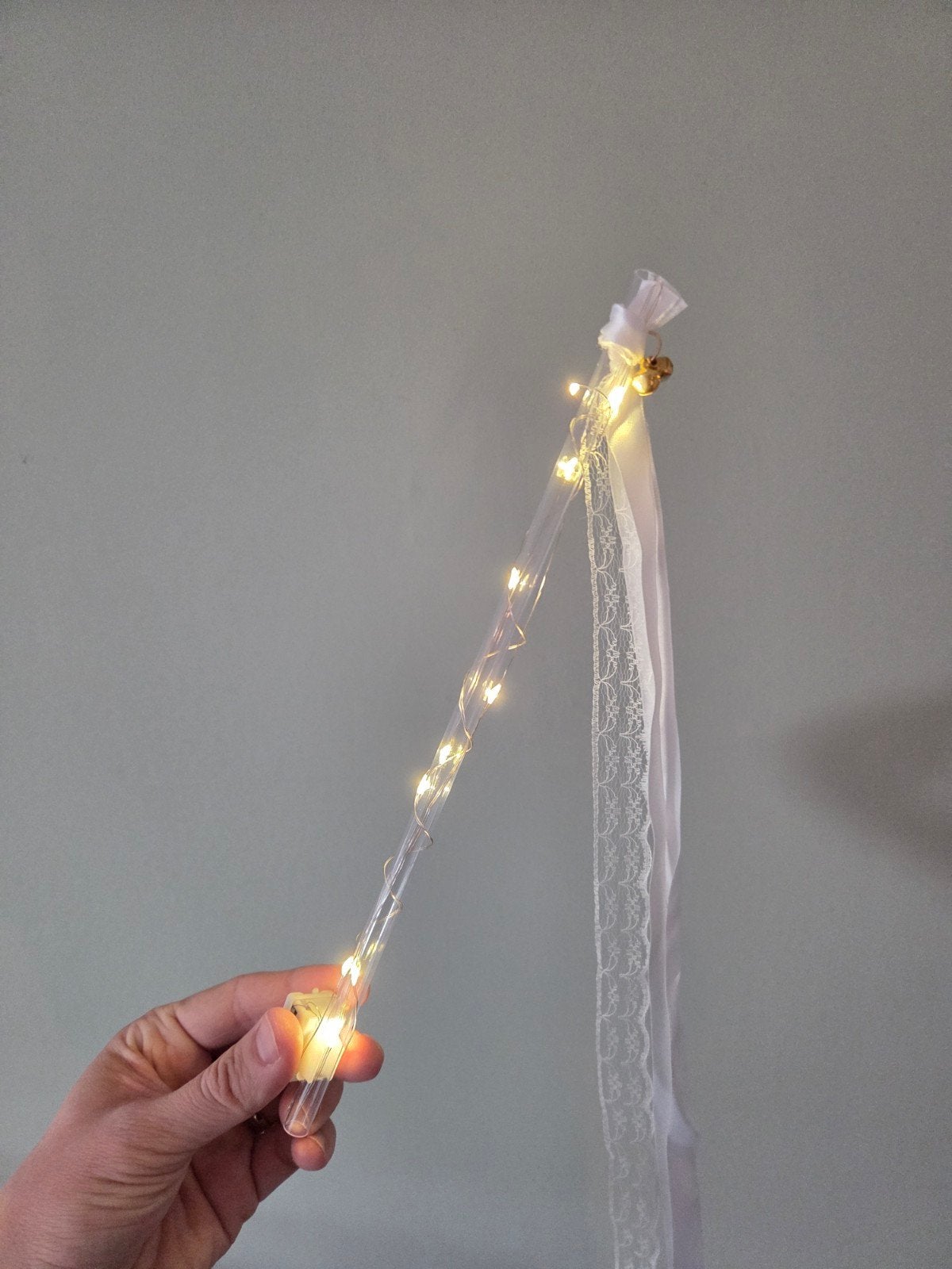 Bruiloft - Lichtgevende Toverstaf met Lint en Belletje, Hobby en Vrije tijd, Ophalen of Verzenden, Zo goed als nieuw