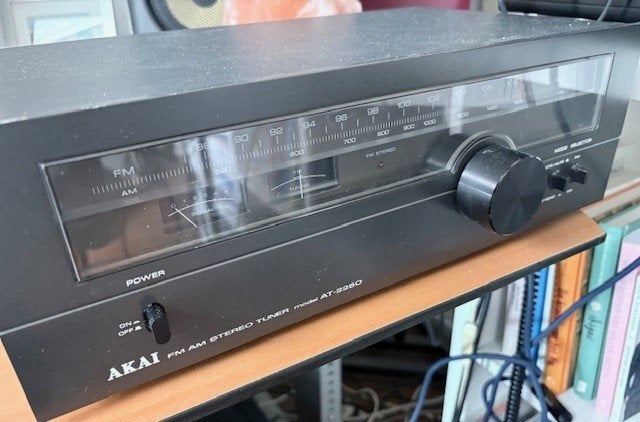 Akai AT-2250 vintage AM/FM stereo tuner – werkend, Ophalen of Verzenden, Gebruikt