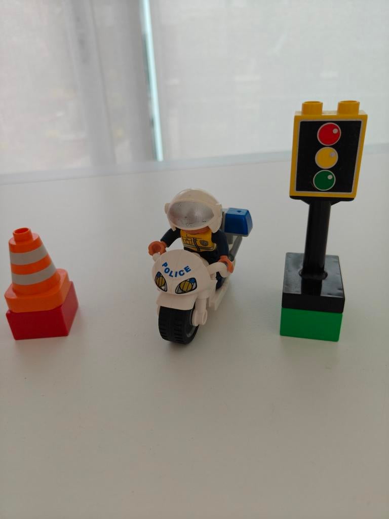 Duplo Politie Motor met Agent, Verkeerslicht en Pylon, Ophalen of Verzenden, Duplo, Complete set, Compleet