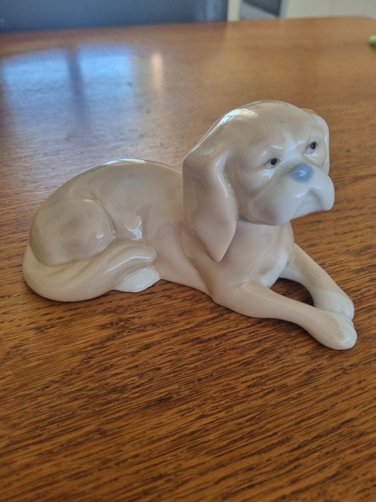 Vintage porseleinen beeldje van liggende hond, Ophalen of Verzenden, Zo goed als nieuw, Dier