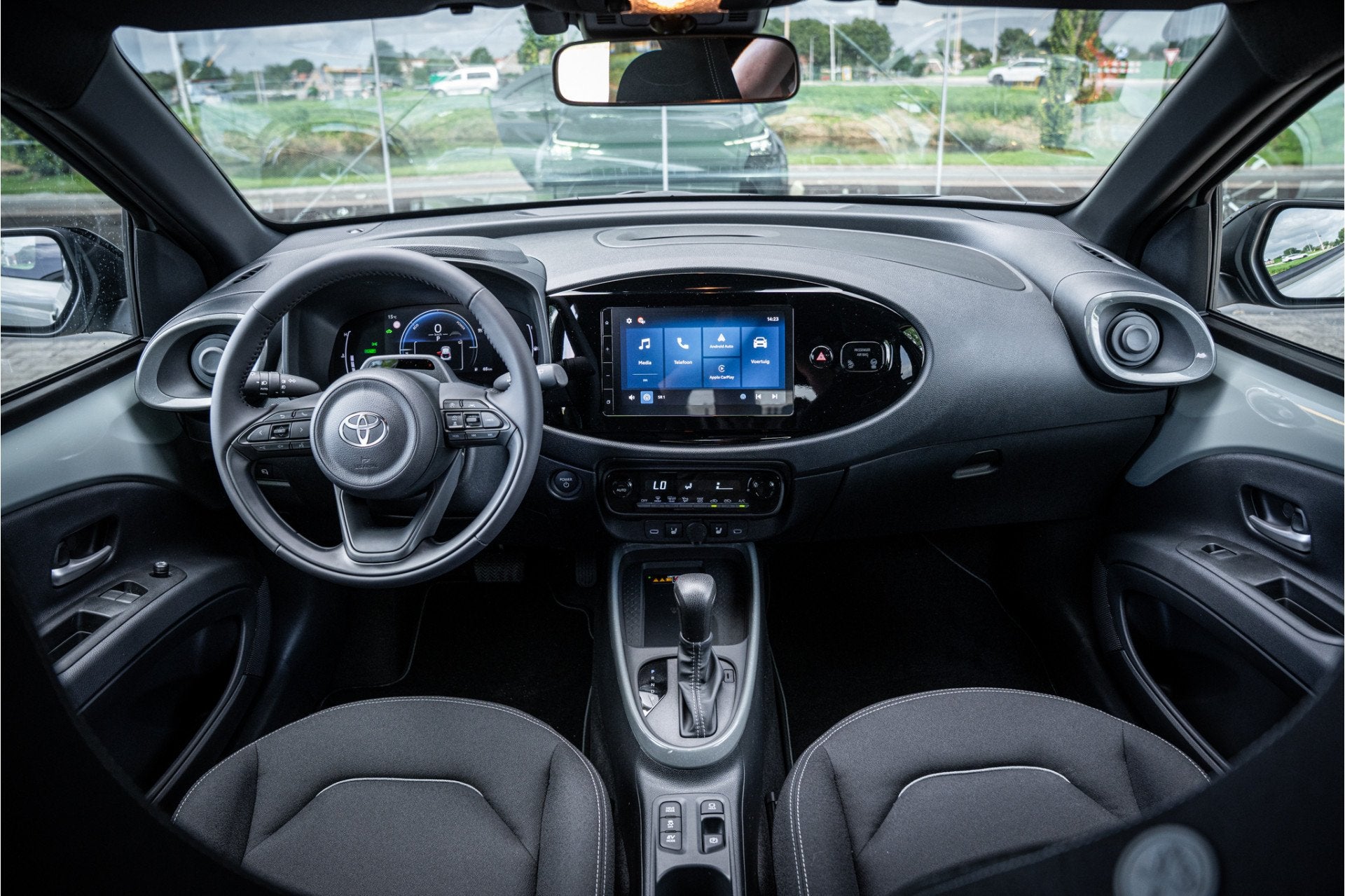 Toyota Aygo X Hybrid 115 pulse Automaat * Stoelverwarming *, Stof, Zwart, 4 stoelen, 26 km/l