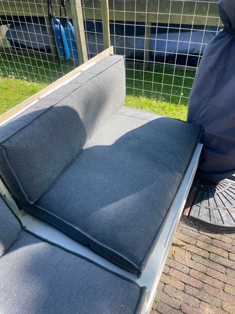 Loungeset (palletkussens) met grijze kussens - KARWEI, Zo goed als nieuw, Loungeset, Bank, Hout