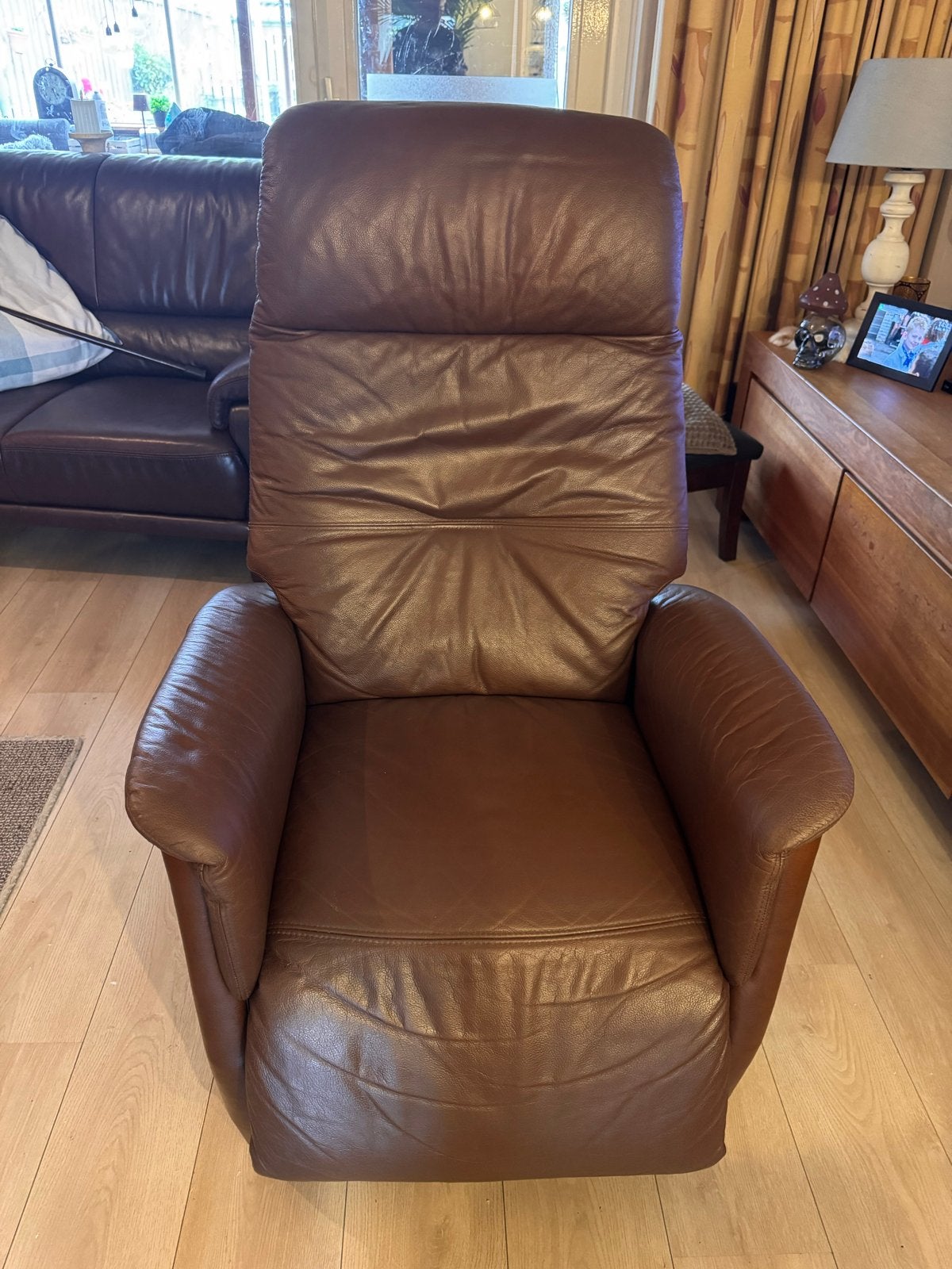 Comfortabele bruine leren relaxfauteuil/staop stoel, Ophalen, Zo goed als nieuw, Leer, 75 tot 100 cm
